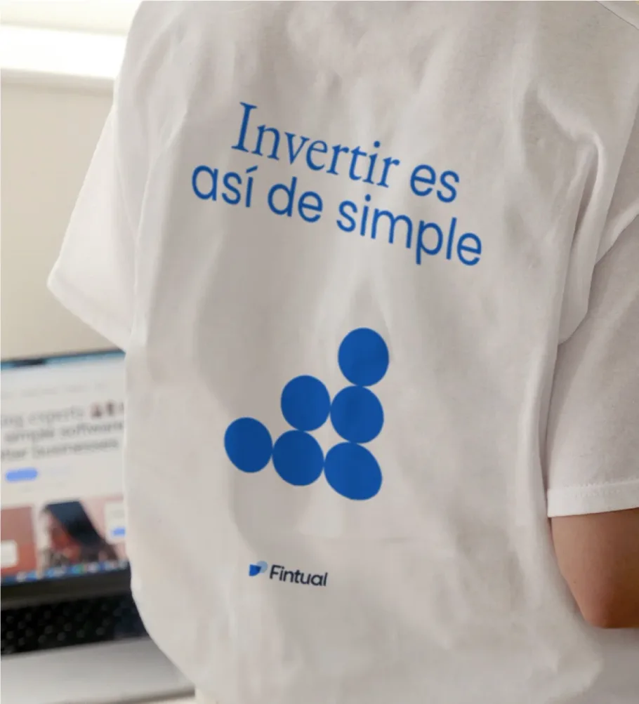 Imagen de Fintual: playera con la frase Invertir es así de simple