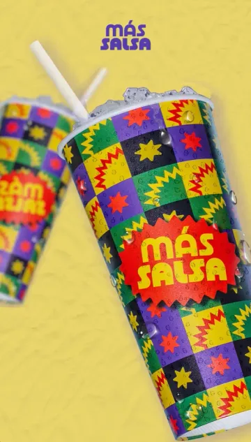 Vaso de Más Salsa sobre fondo amarillo