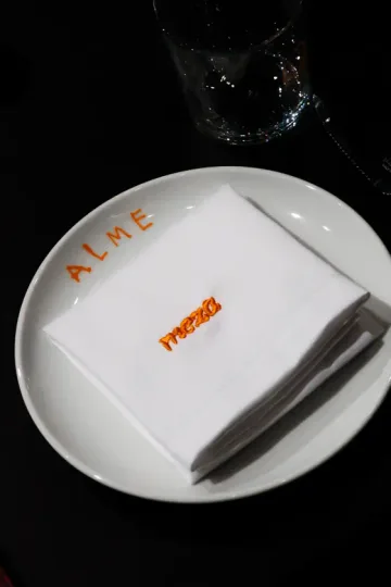Plato y servilleta con la marca Meza