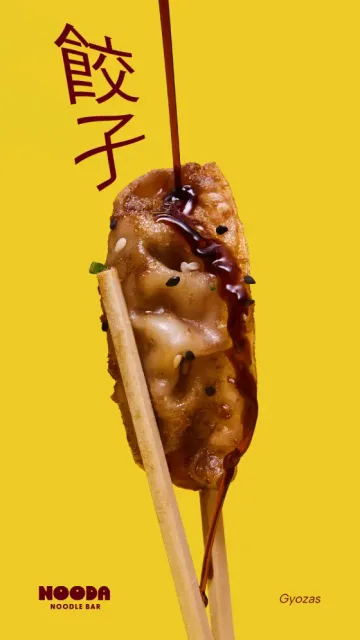 Gyoza de Nooda sobre fondo amarillo