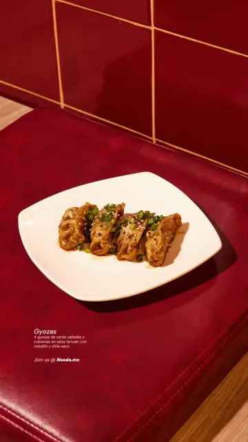 Gyozas de Nooda sobre un sillón rojo