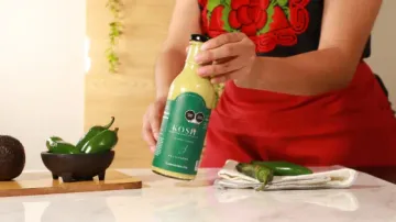 Salsa Kosh en la mesa con verduras