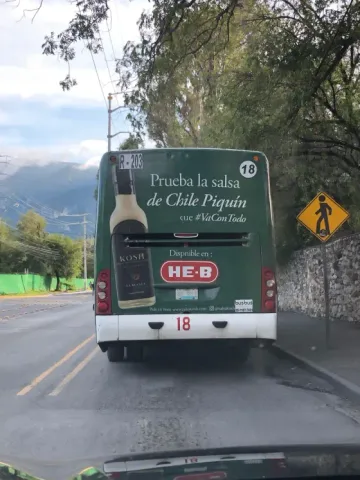 Anuncio de Salsa Kosh en un camión urbano