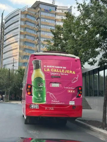Camioneta rotulada de La Callejera