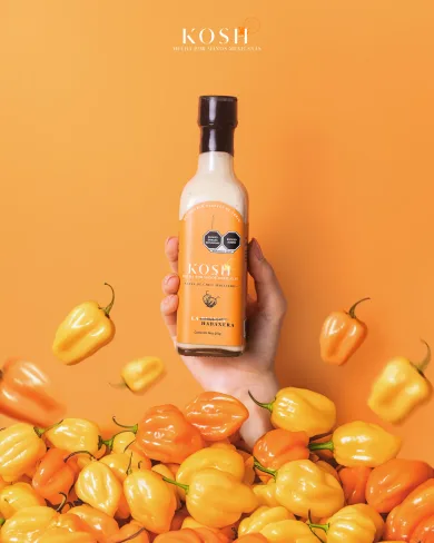 Salsa Kosh La Habanera sobre fondo naranja