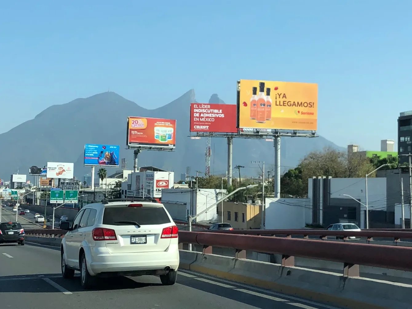 Espectacular de la familia Kosh: "Ya llegamos", con la Sierra Madre de fondo