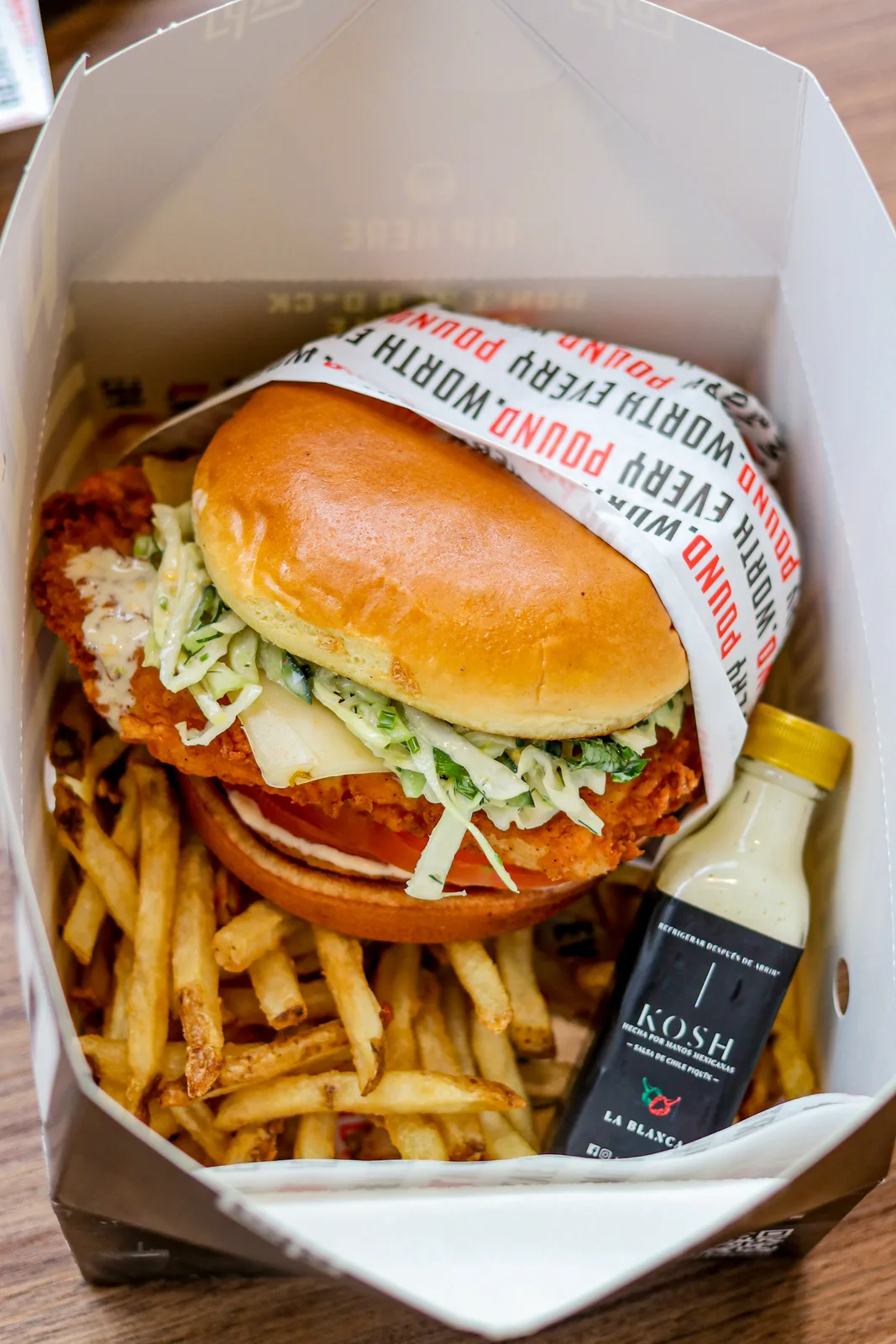 Salsa Kosh en la caja de una hamburguesa